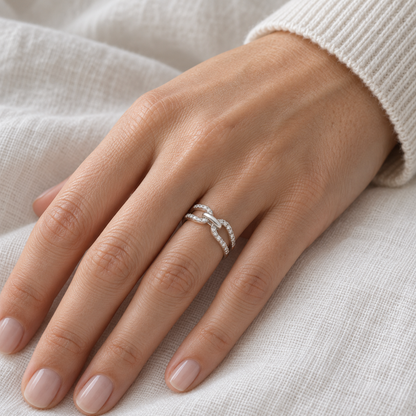 Anillo de lazo y línea luminosa V-3414/S — primer plano de la joya puesta