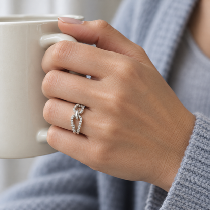Anillo de lazo y línea luminosa V-3414/S — joya puesta desde otro ángulo