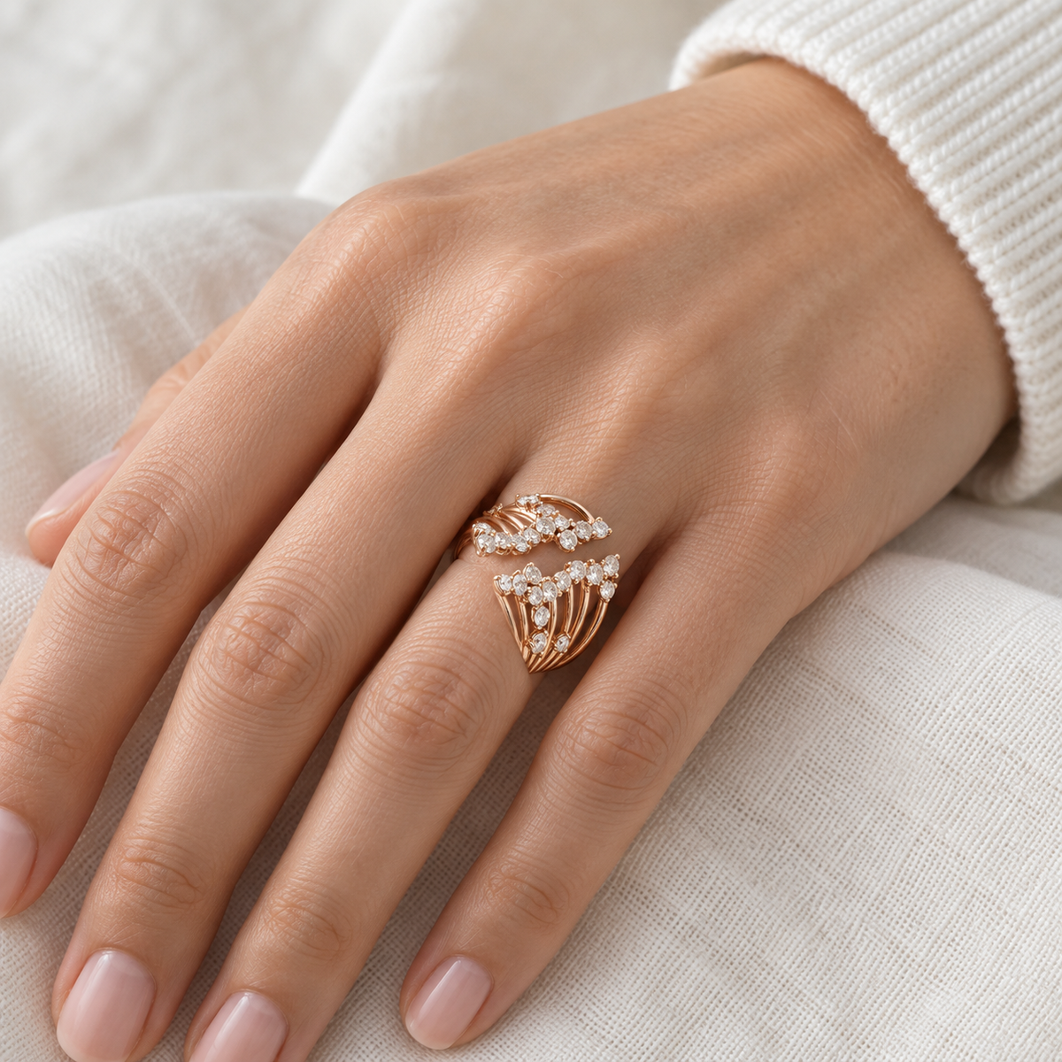 Anillo abierto de bandas y centros redondos V-3421/S — primer plano de la joya puesta