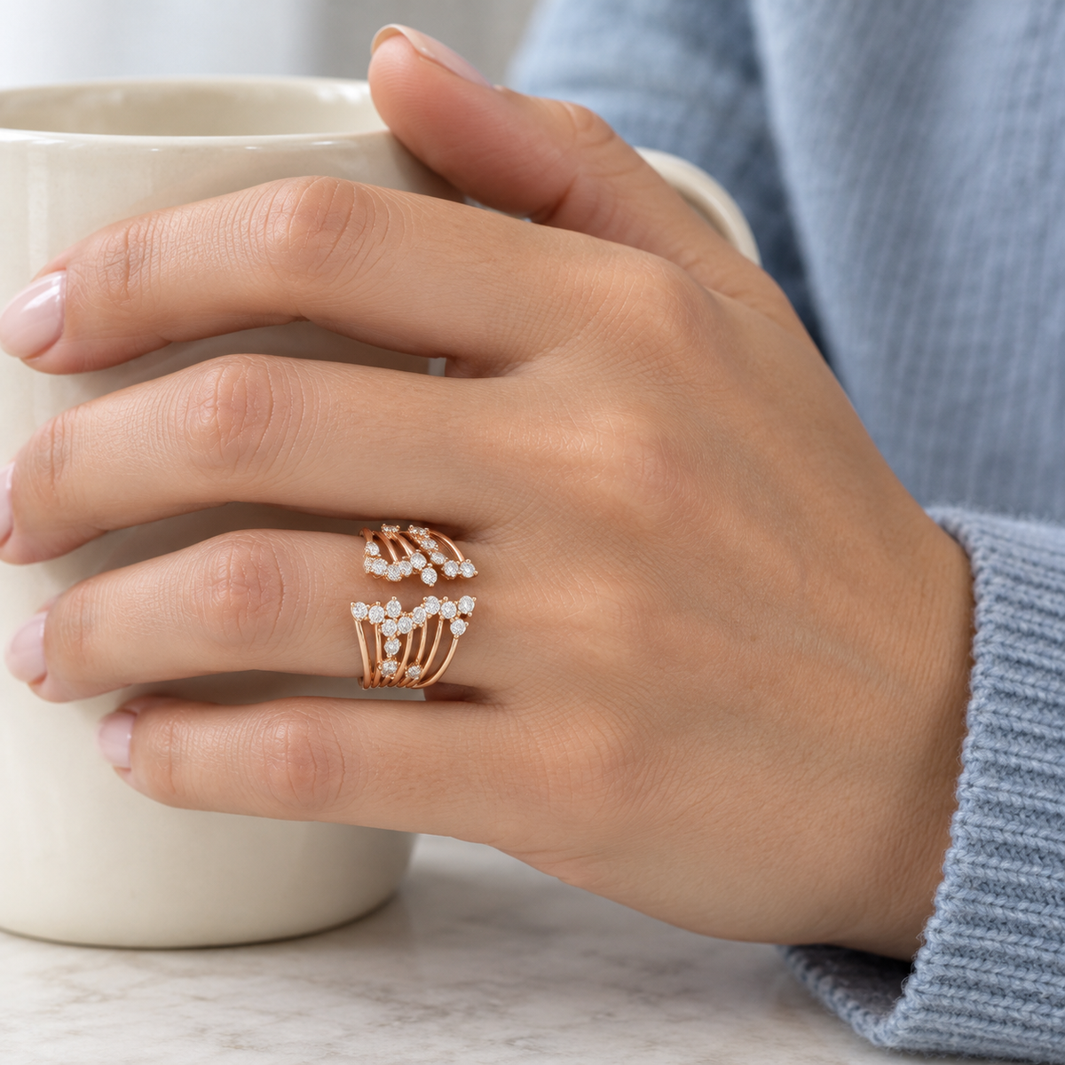 Anillo abierto de bandas y centros redondos V-3421/S — joya puesta desde otro ángulo