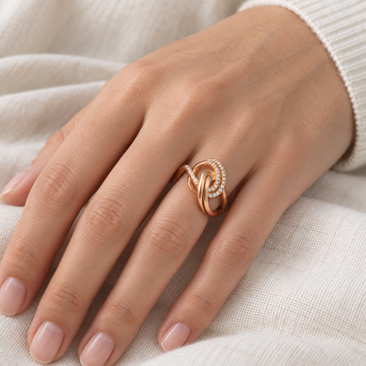 Anillo de curvas enlazadas y luz V-3428/S — primer plano de la joya puesta