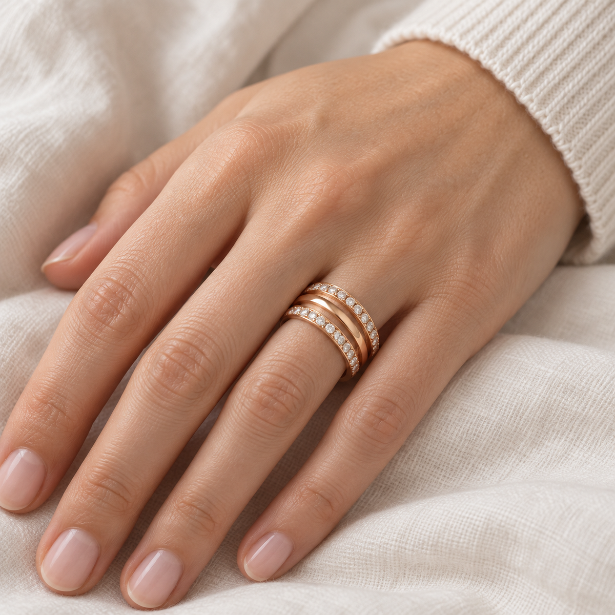 Anillo ancho de bandas y destellos V-3430/S — primer plano de la joya puesta