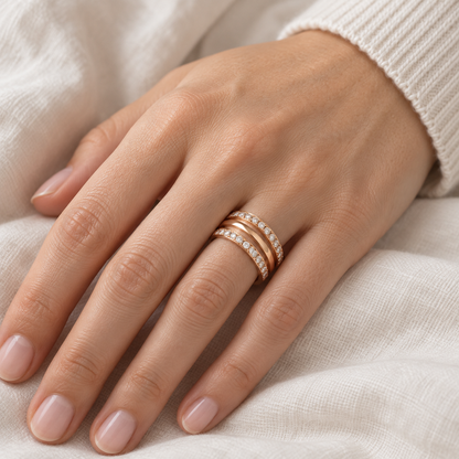 Anillo ancho de bandas y destellos V-3430/S — primer plano de la joya puesta
