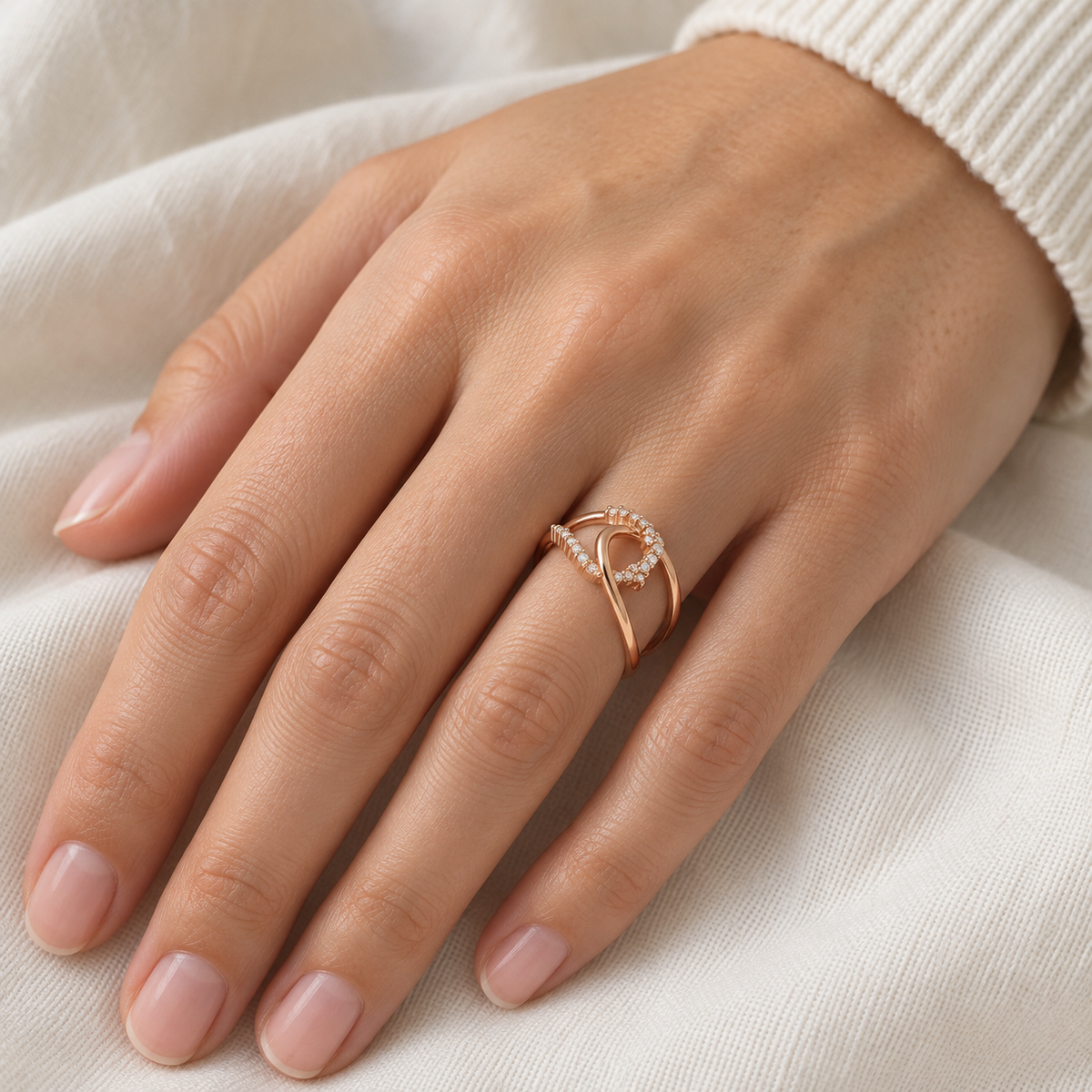 Anillo de curva en lágrima V-3431/S — primer plano de la joya puesta