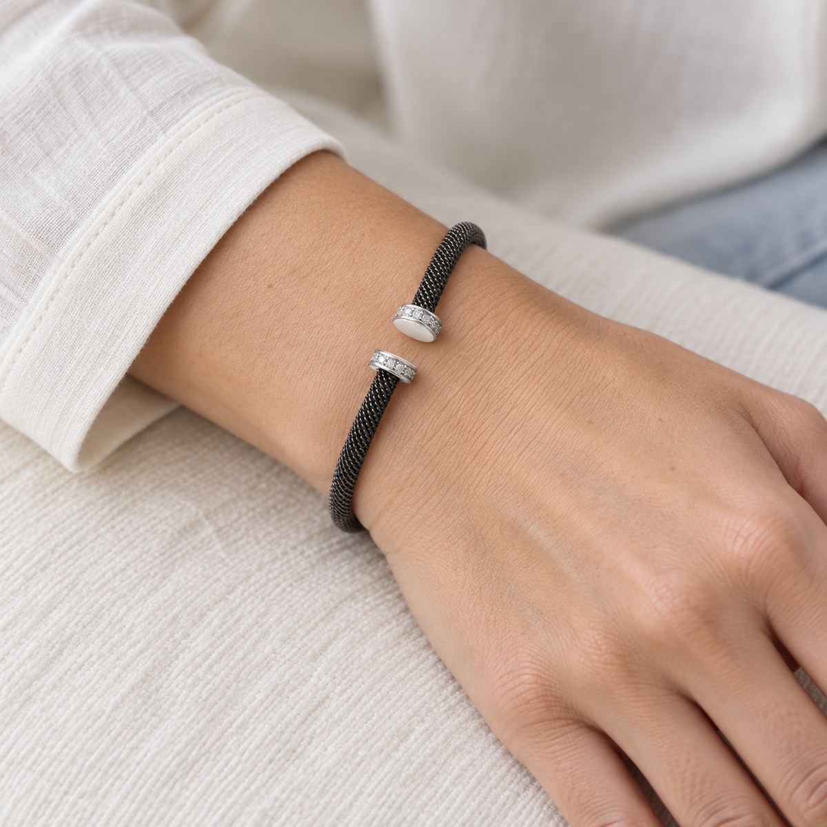 Pulsera de acero con extremos luminosos V-3432/PU — primer plano de la joya puesta