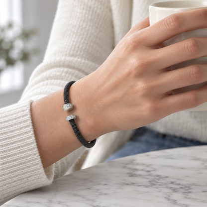 Pulsera de acero con extremos luminosos V-3432/PU — joya puesta desde otro ángulo