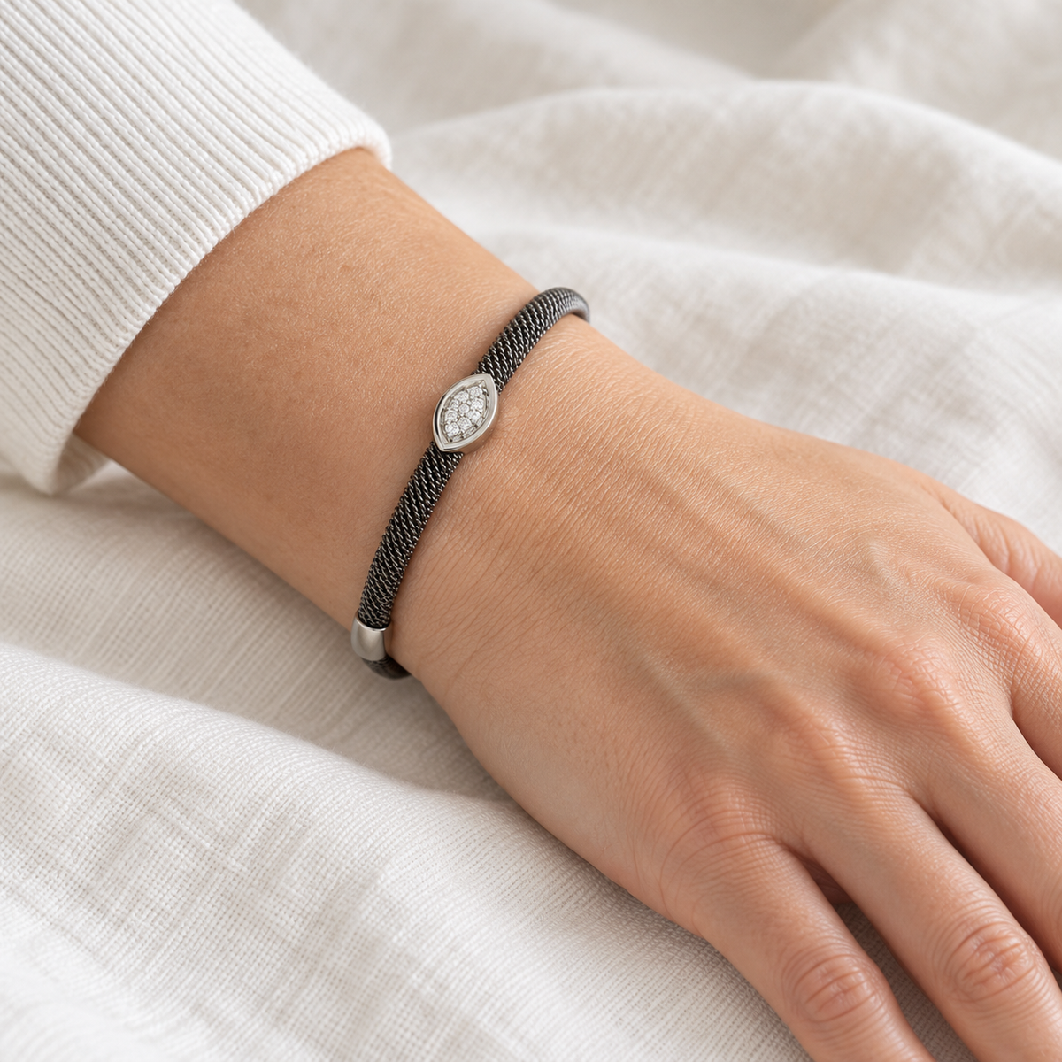 Pulsera de acero y oro con óvalo luminoso V-3433/PU — primer plano de la joya puesta