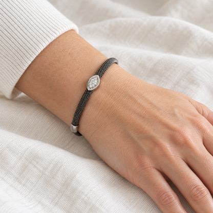 Pulsera de acero y oro con óvalo luminoso V-3433/PU — primer plano de la joya puesta