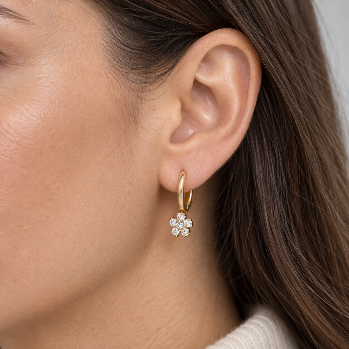 Pendientes de aro y flor luminosa V-3449/P — primer plano de la joya puesta