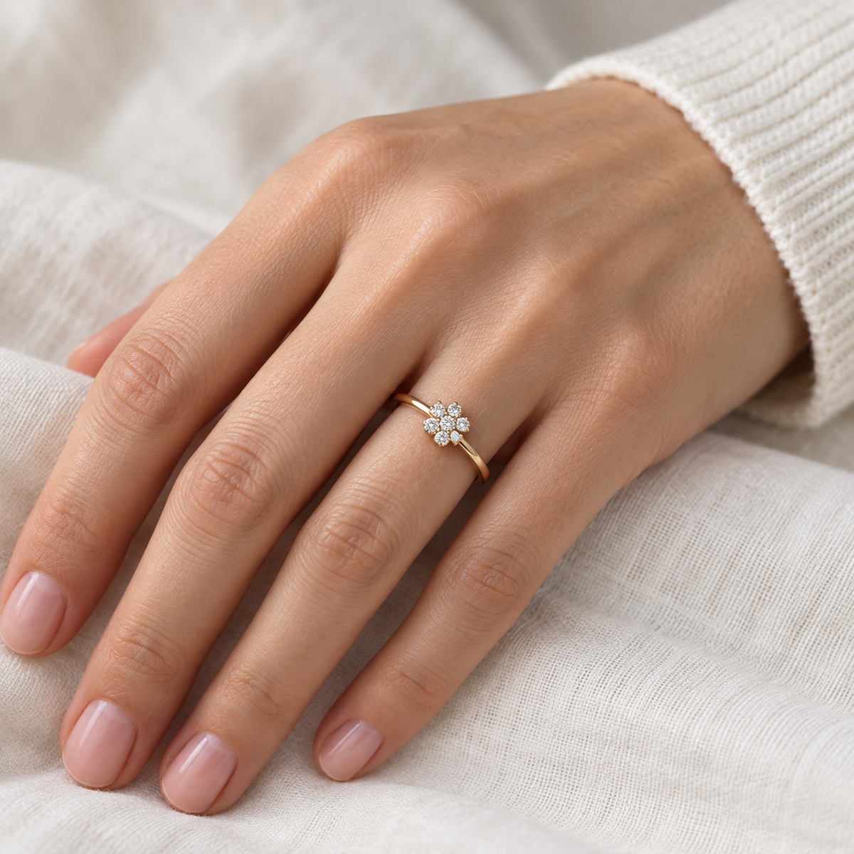 Anillo de pequeño centro luminoso V-3449/S — primer plano de la joya puesta