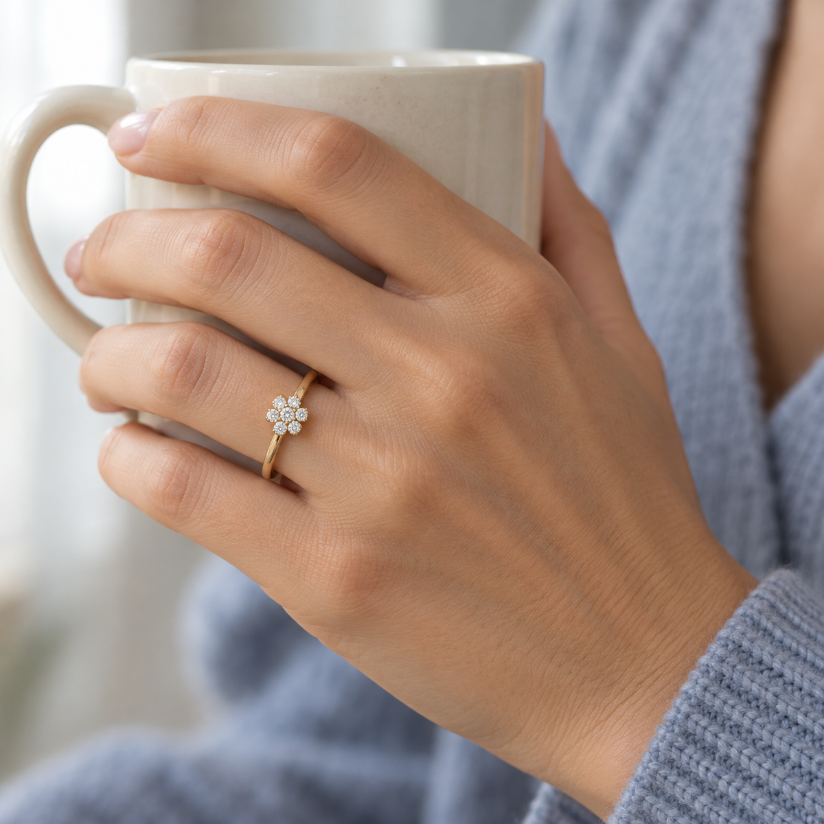 Anillo de pequeño centro luminoso V-3449/S — joya puesta desde otro ángulo