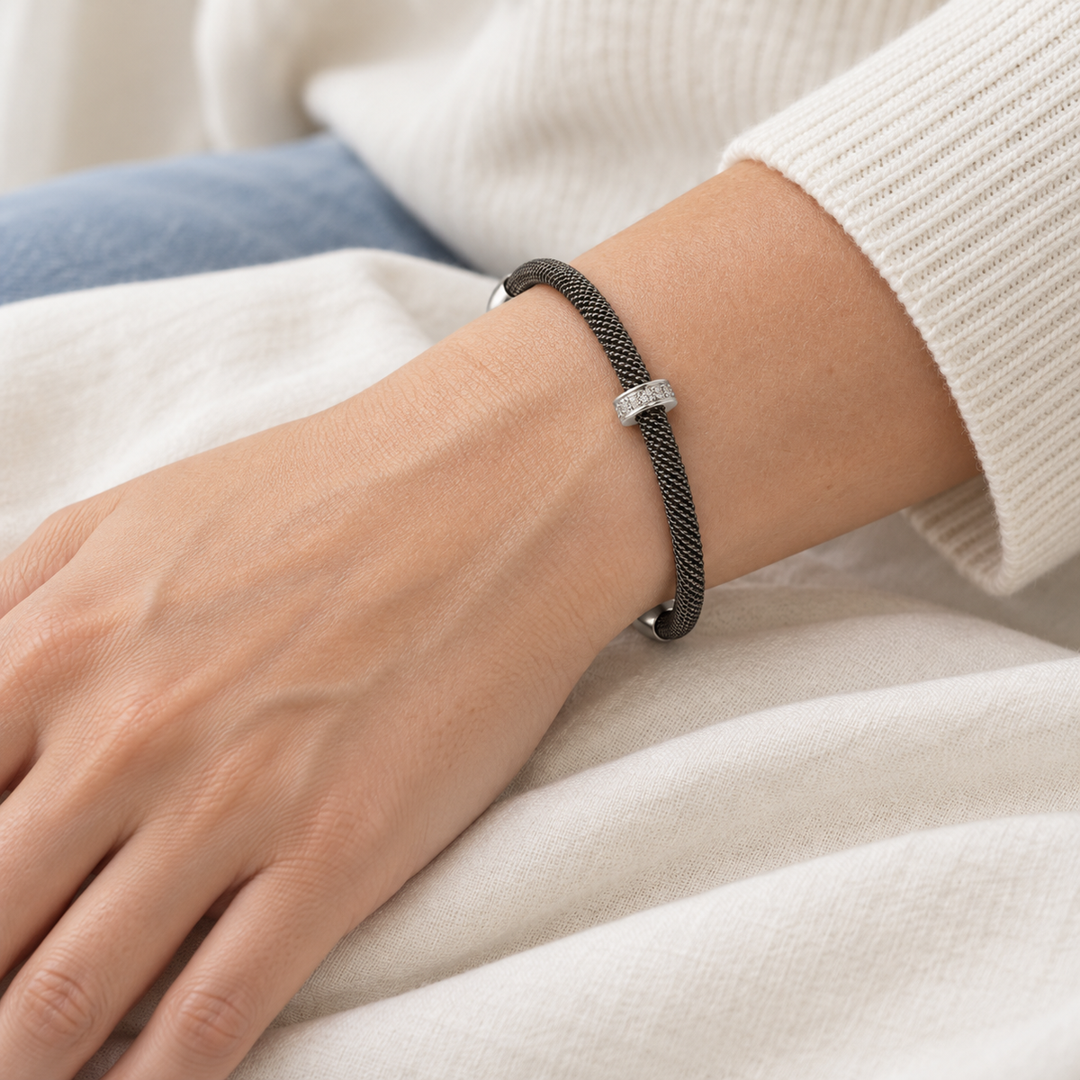 Pulsera de acero y pequeña barra de luz V-3450/PU — primer plano de la joya puesta