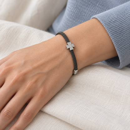 Pulsera de acero con motivo de cruz V-3454/PU — primer plano de la joya puesta