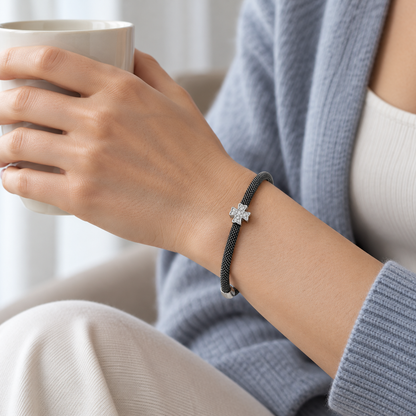 Pulsera de acero con motivo de cruz V-3454/PU — joya puesta desde otro ángulo