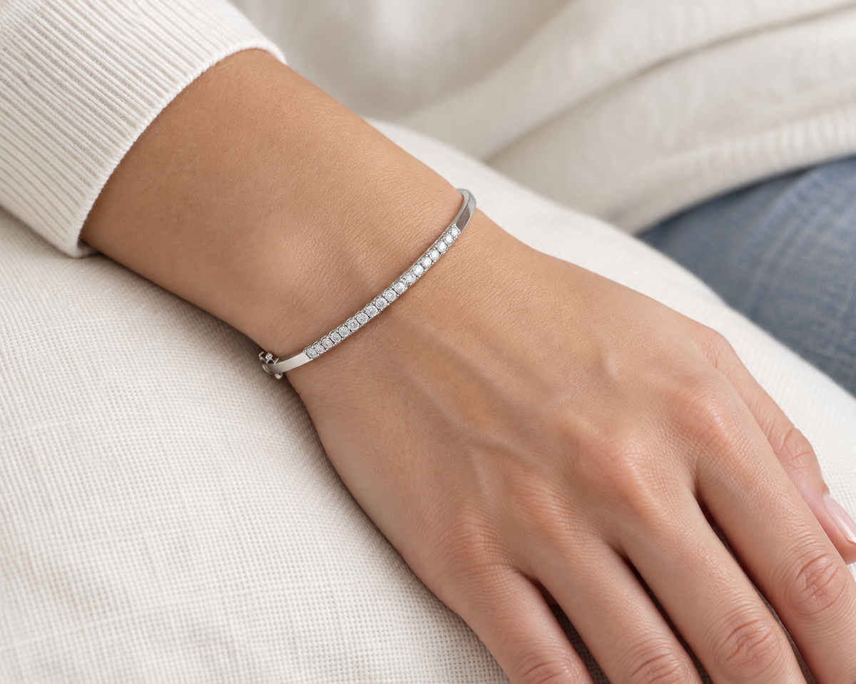 Esclava de brillantes y perfil limpio V-3457/PU — primer plano de la joya puesta