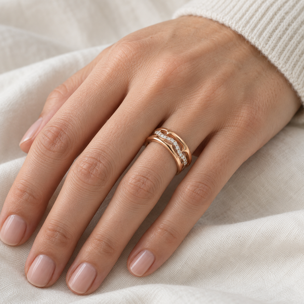 Anillo de curvas caladas y destellos V-3459/S — primer plano de la joya puesta