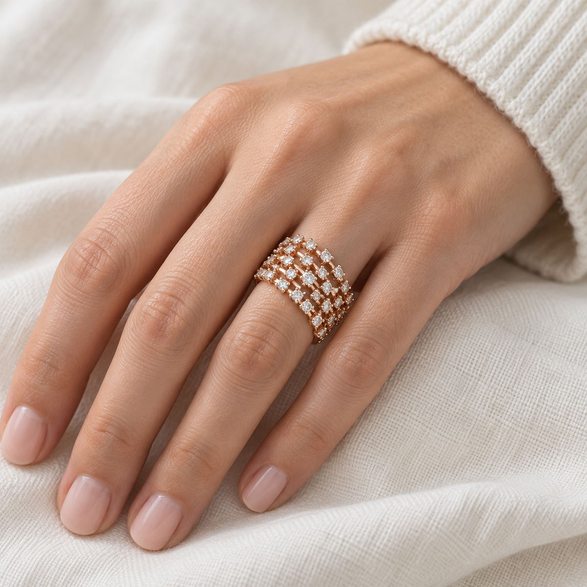 Anillo de trama dorada y centros de luz V-3460/S — primer plano de la joya puesta