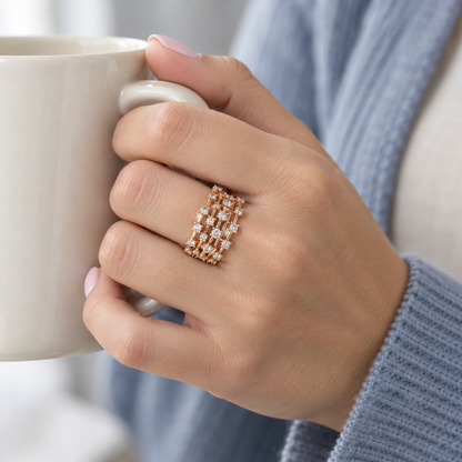 Anillo de trama dorada y centros de luz V-3460/S — joya puesta desde otro ángulo