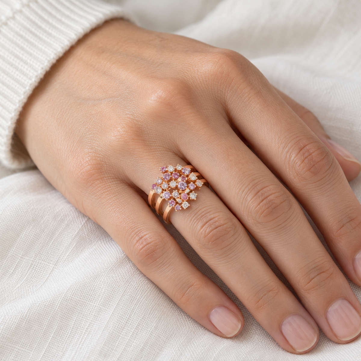 Anillo de bandas y centros rosados V-3470/S — primer plano de la joya puesta