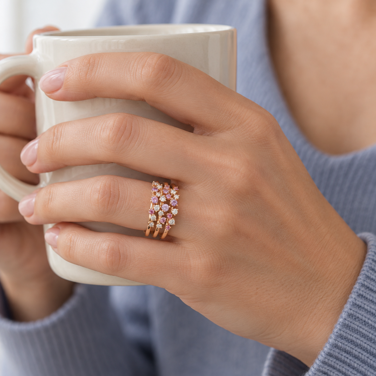 Anillo de bandas y centros rosados V-3470/S — joya puesta desde otro ángulo