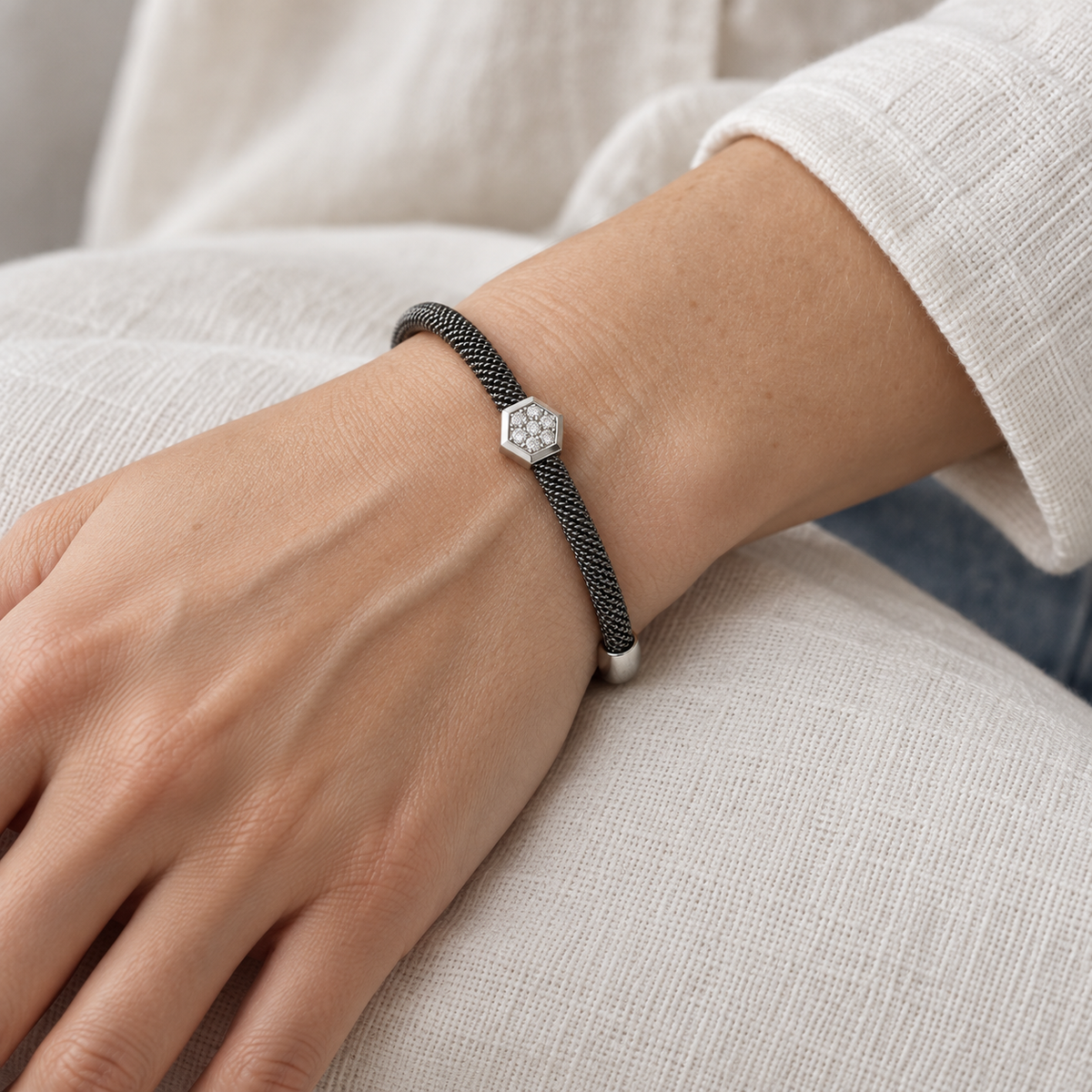 Pulsera de acero y centro geométrico V-3476/PU — primer plano de la joya puesta
