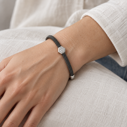 Pulsera de acero y centro geométrico V-3476/PU — primer plano de la joya puesta