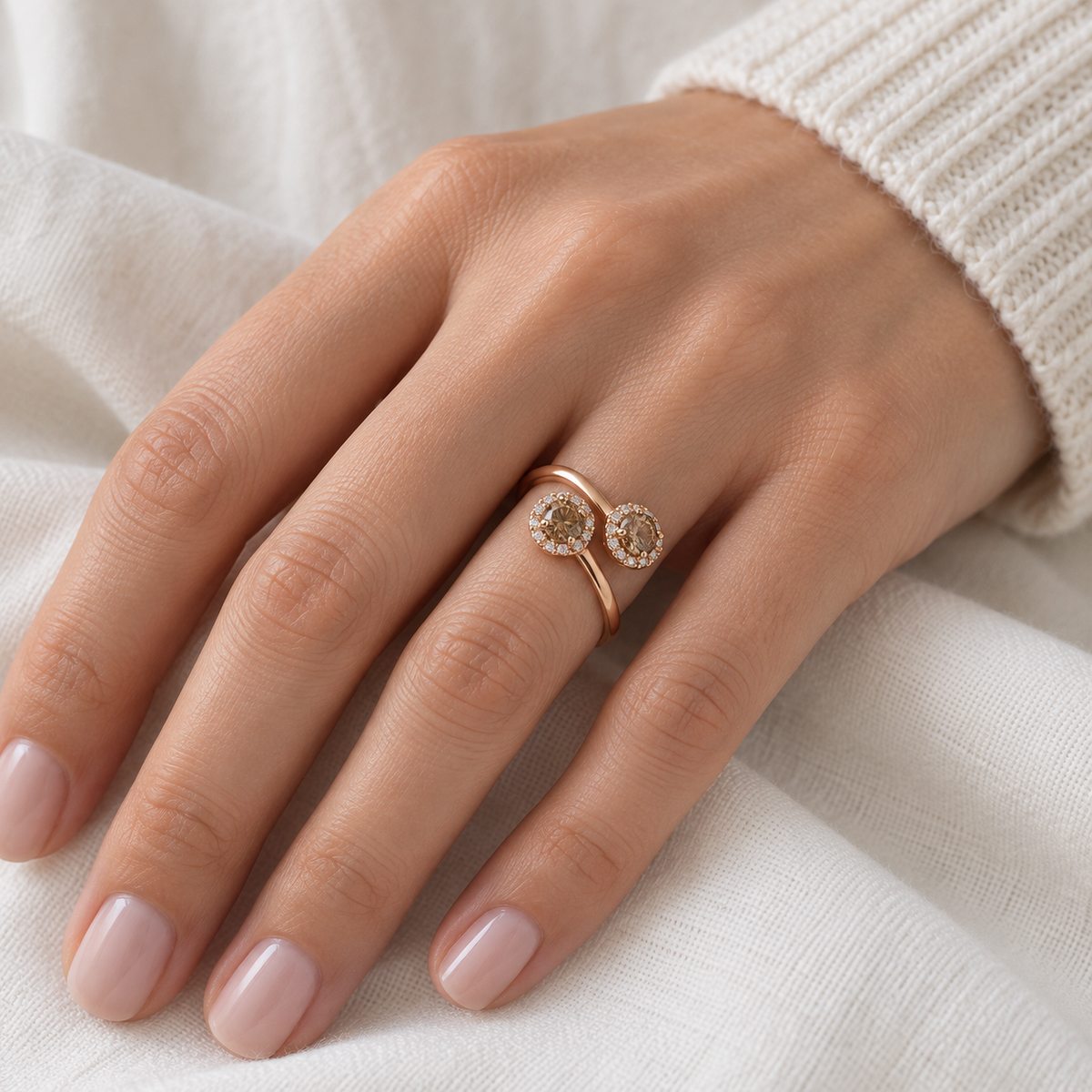Anillo abierto de diamantes color coñac V-3477 — primer plano de la joya puesta