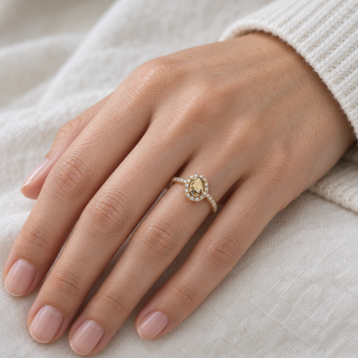 Anillo de centro cálido y halo de luz V-3481/S — primer plano de la joya puesta