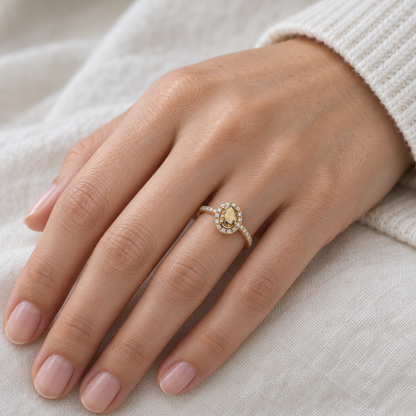Anillo de centro cálido y halo de luz V-3481/S — primer plano de la joya puesta