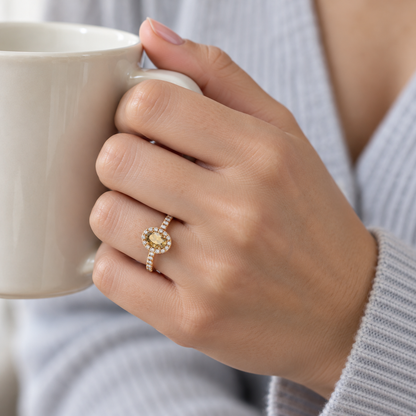 Anillo de centro cálido y halo de luz V-3481/S — joya puesta desde otro ángulo