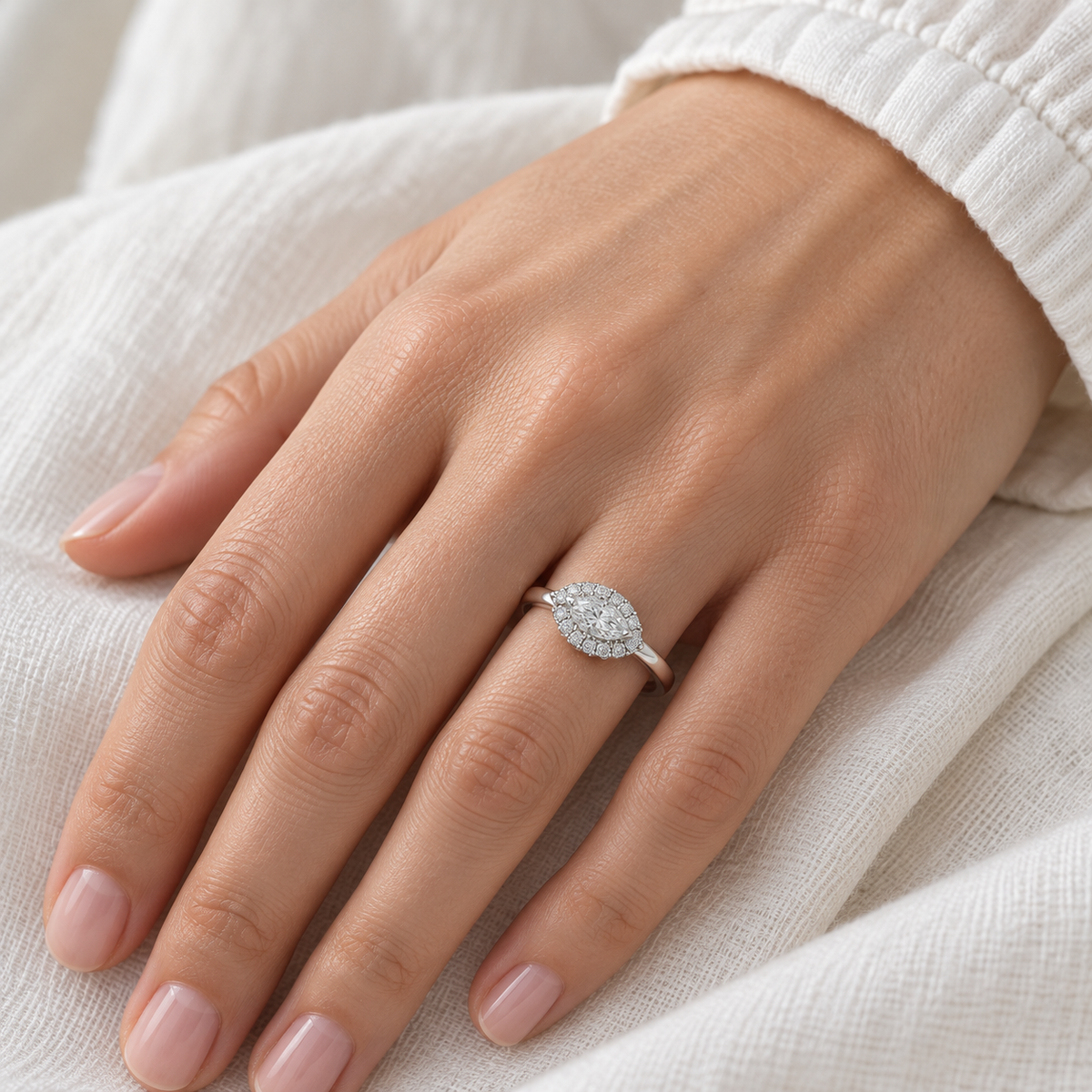 Anillo de compromiso con frente ovalado V-3493/S — primer plano de la joya puesta