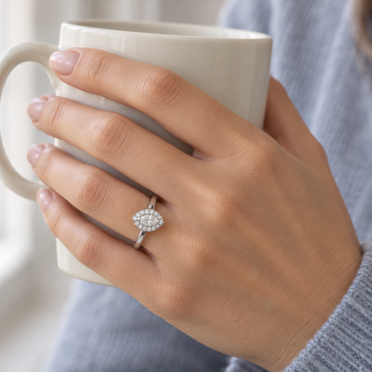 Anillo de compromiso con frente ovalado V-3493/S — joya puesta desde otro ángulo