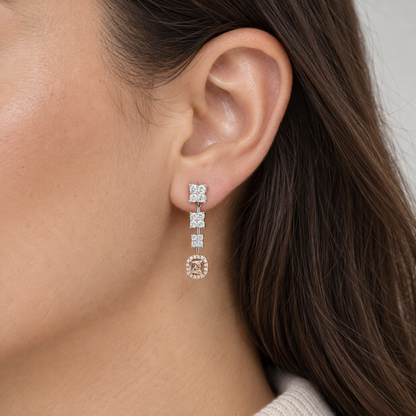 Pendientes largos de brillantes brown y blancos V-3498/P — primer plano de la joya puesta