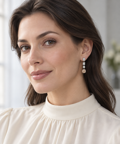 Pendientes largos de brillantes brown y blancos V-3498/P — joya puesta con modelo