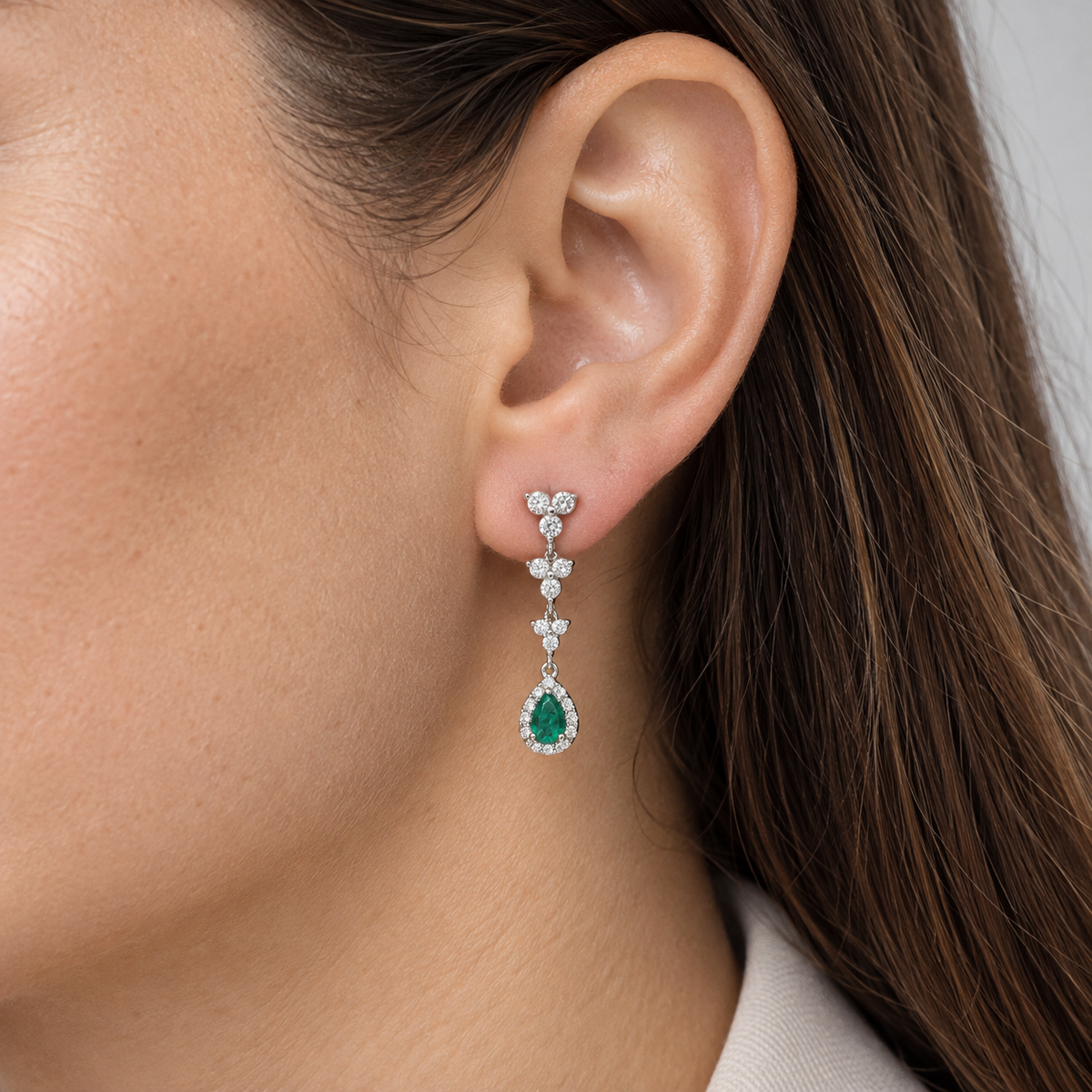 Pendientes largos de lágrima verde V-3499/P — primer plano de la joya puesta