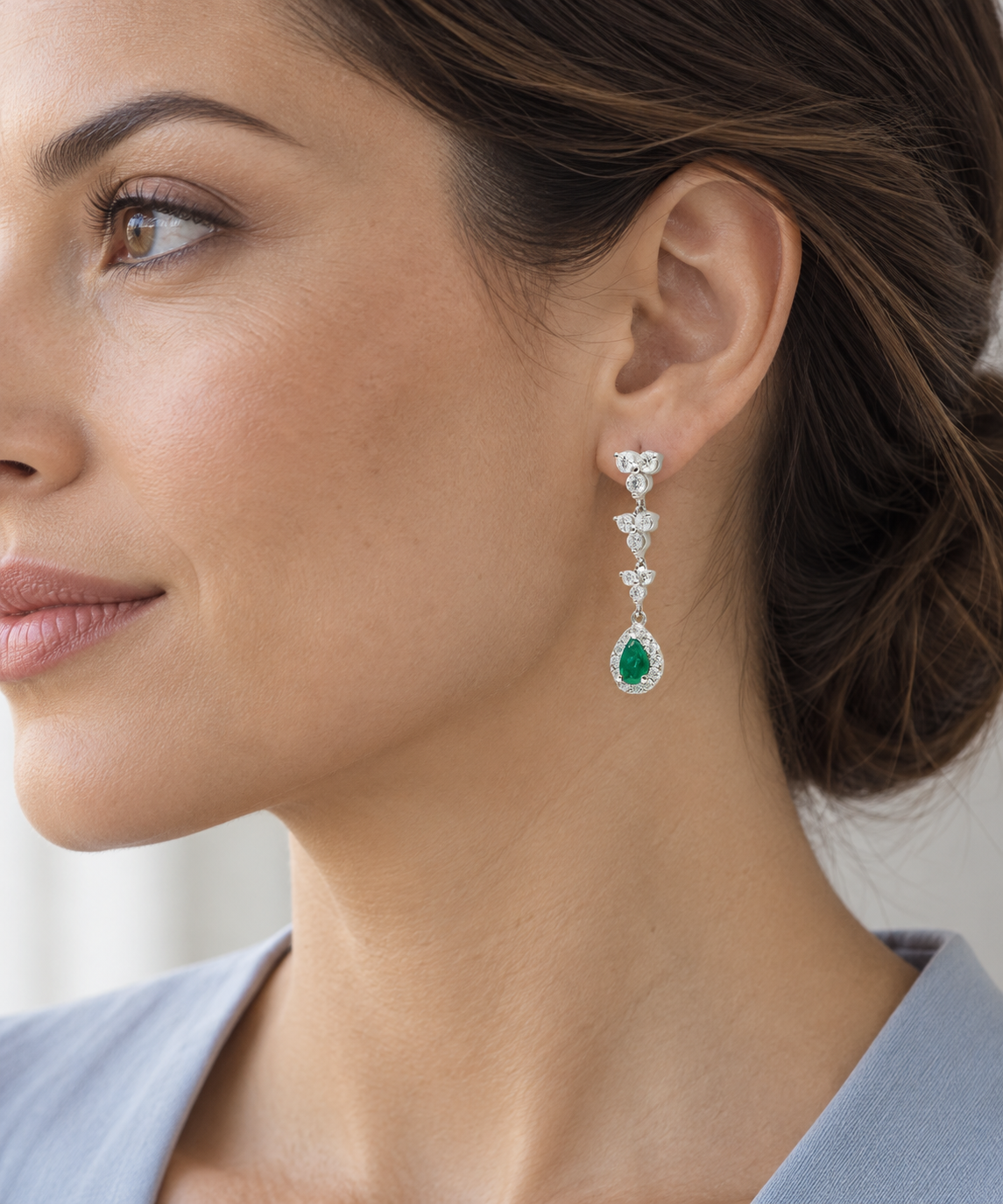 Pendientes largos de lágrima verde V-3499/P — joya puesta desde otro ángulo