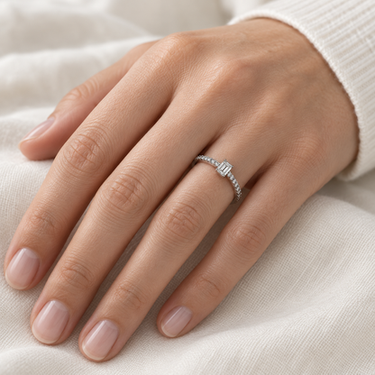 Anillo de compromiso con centro rectangular V-3519/S — primer plano de la joya puesta