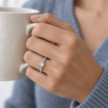 Anillo de compromiso con centro rectangular V-3519/S — joya puesta desde otro ángulo