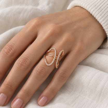 Anillo de lazadas luminosas V-3520/S — primer plano de la joya puesta