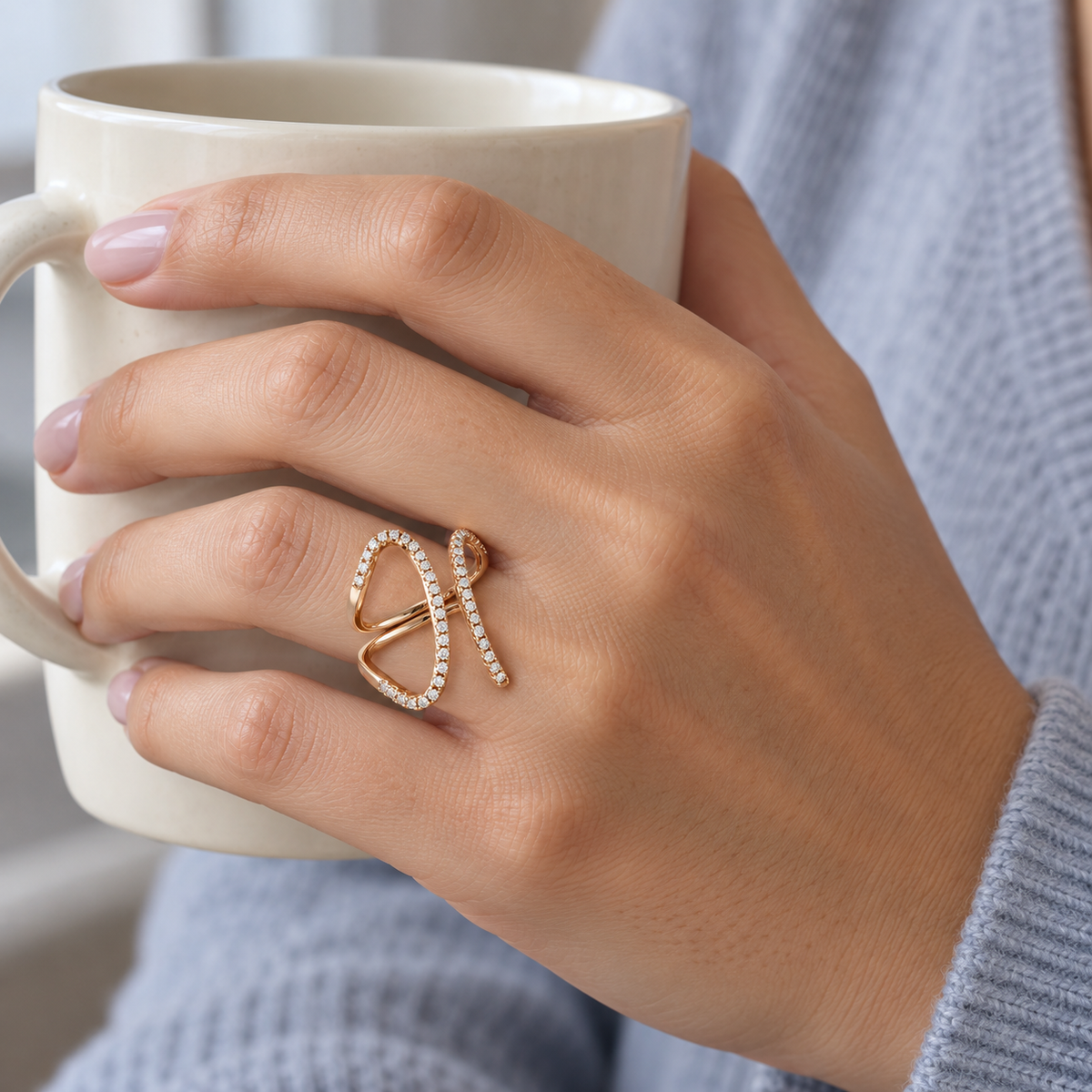 Anillo de lazadas luminosas V-3520/S — joya puesta desde otro ángulo
