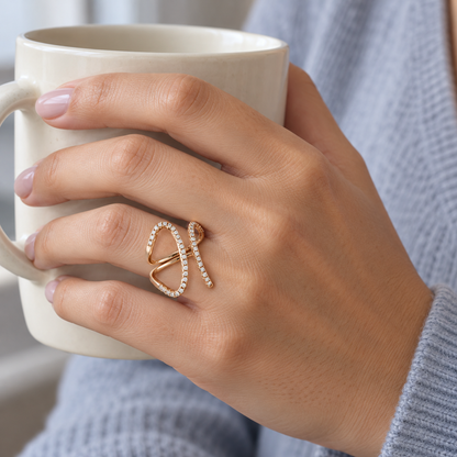 Anillo de lazadas luminosas V-3520/S — joya puesta desde otro ángulo