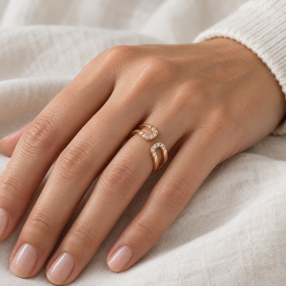 Anillo abierto de curvas luminosas V-3521/S — primer plano de la joya puesta