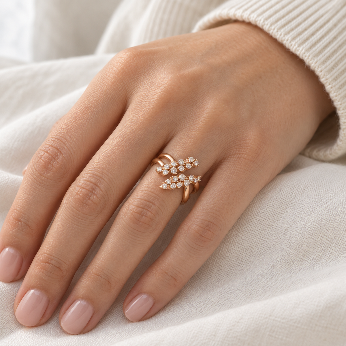 Anillo de bandas y centros dispersos V-3522/S — primer plano de la joya puesta