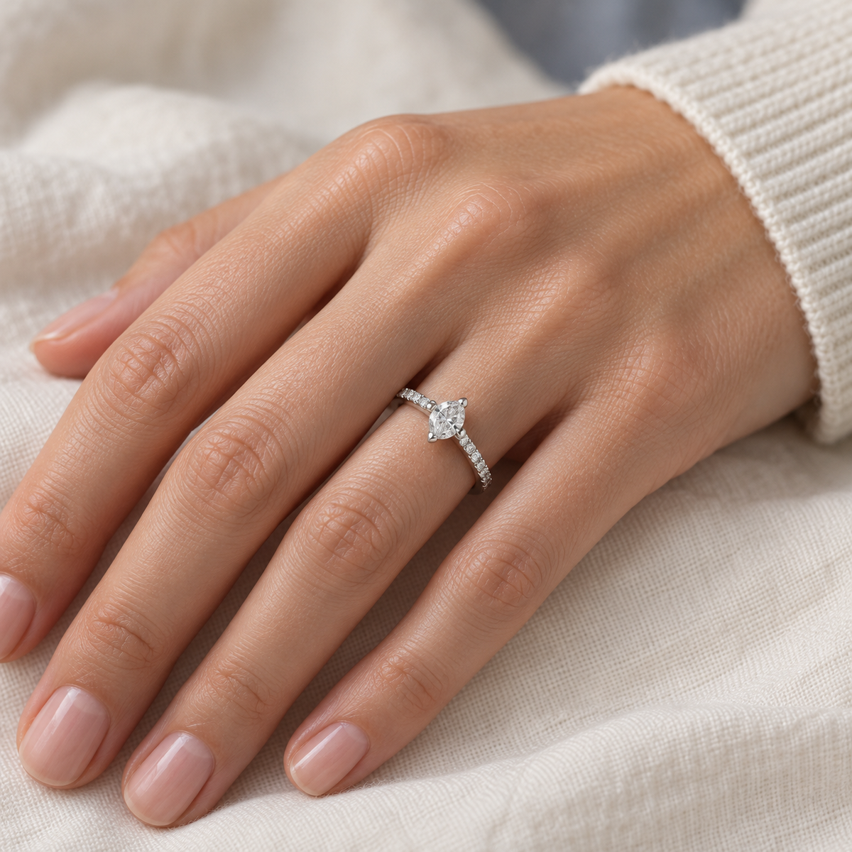 Anillo de centro alargado y aro de luz V-3530/SL — primer plano de la joya puesta