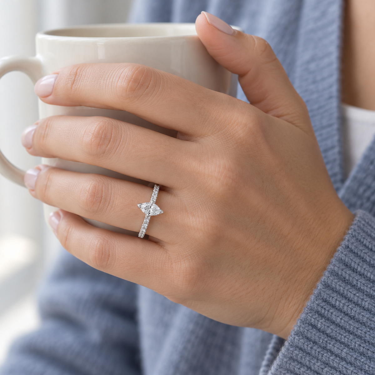 Anillo de centro alargado y aro de luz V-3530/SL — joya puesta desde otro ángulo