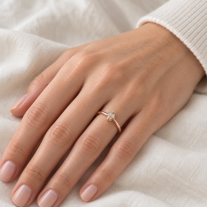 Anillo de centro alargado y aro liso V-3533/S — primer plano de la joya puesta