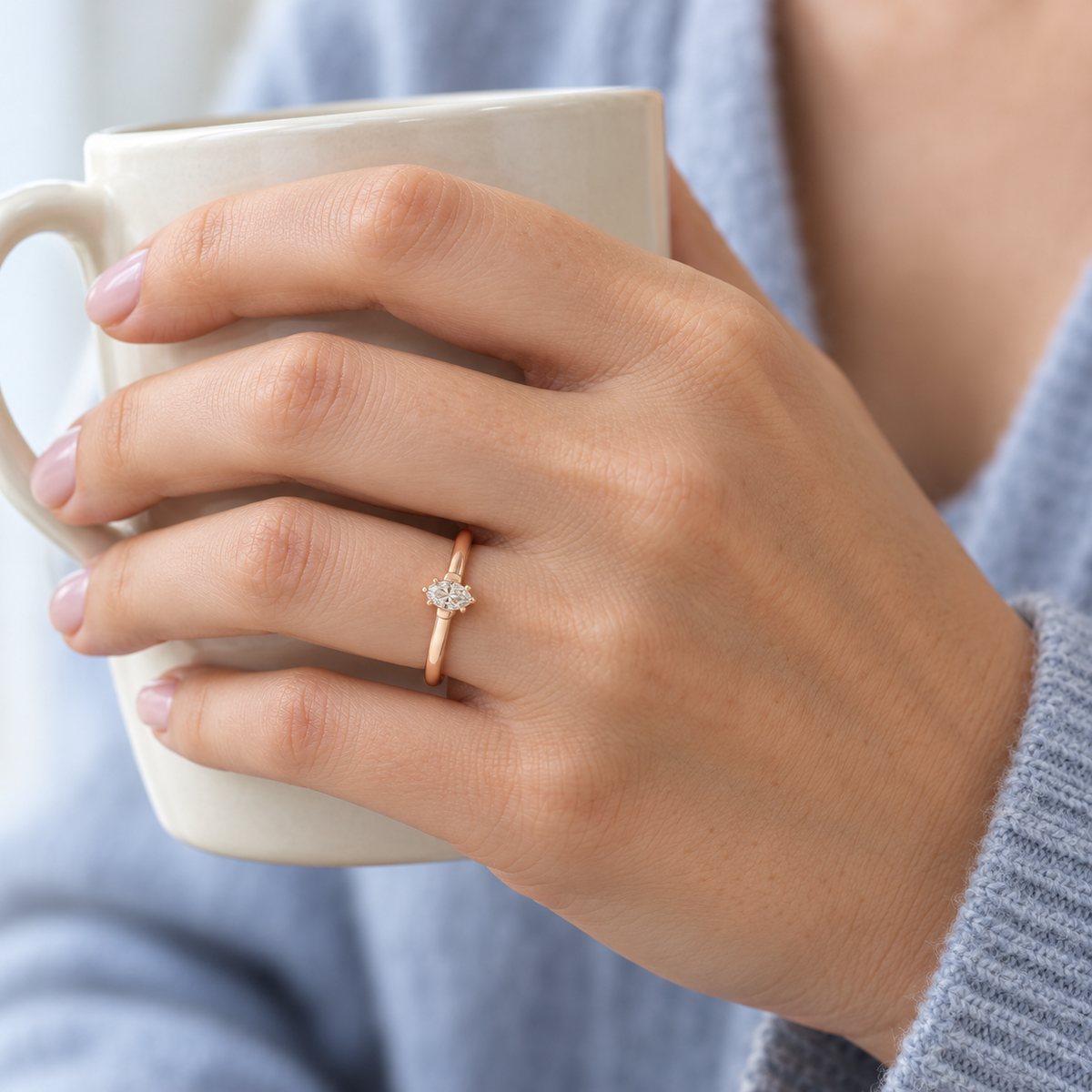Anillo de centro alargado y aro liso V-3533/S — joya puesta desde otro ángulo