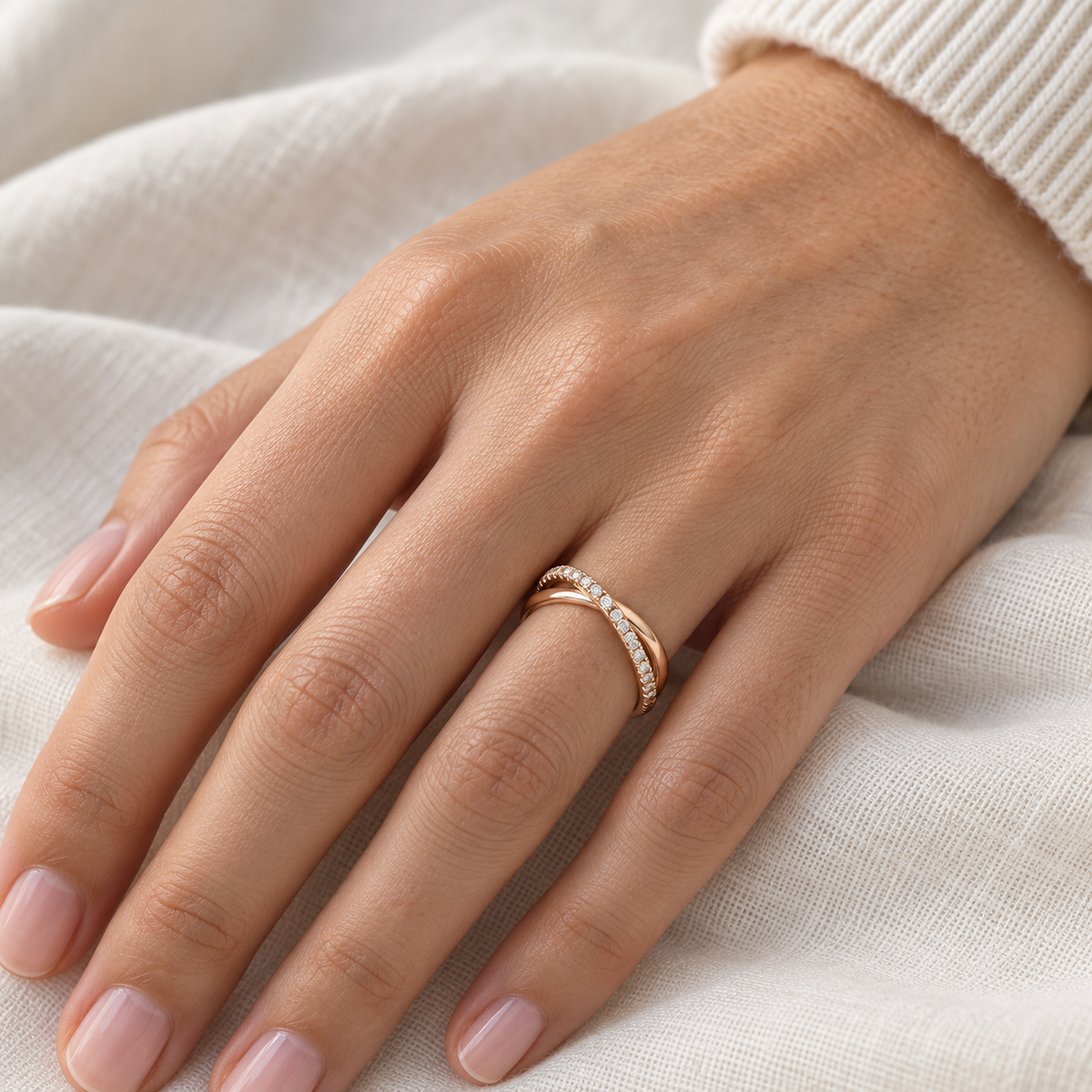 Anillo de líneas cruzadas y destellos V-3539/S — primer plano de la joya puesta