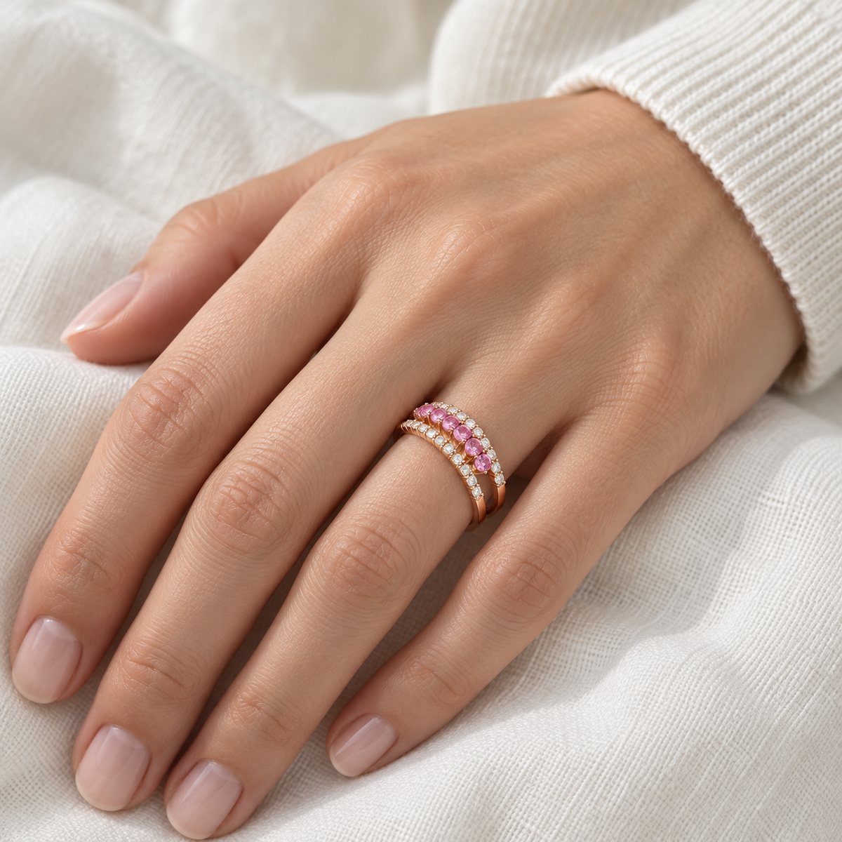 Anillo de doble línea rosada y luminosa V-3543/S — primer plano de la joya puesta
