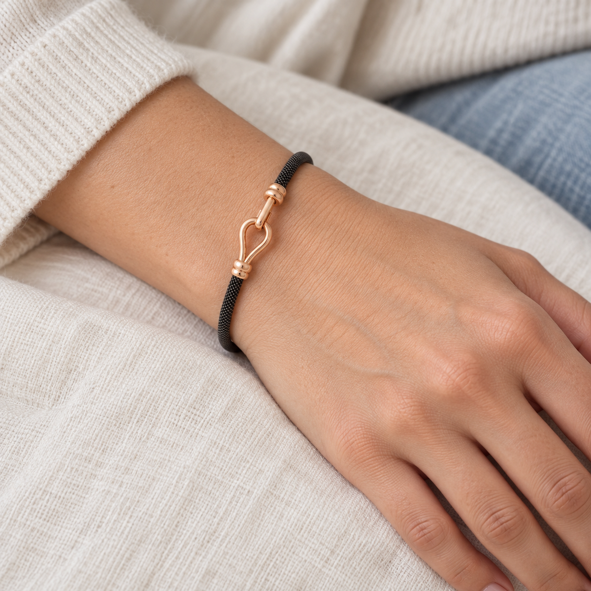 Pulsera de acero y oro con motivo abierto V-3564/PU — primer plano de la joya puesta
